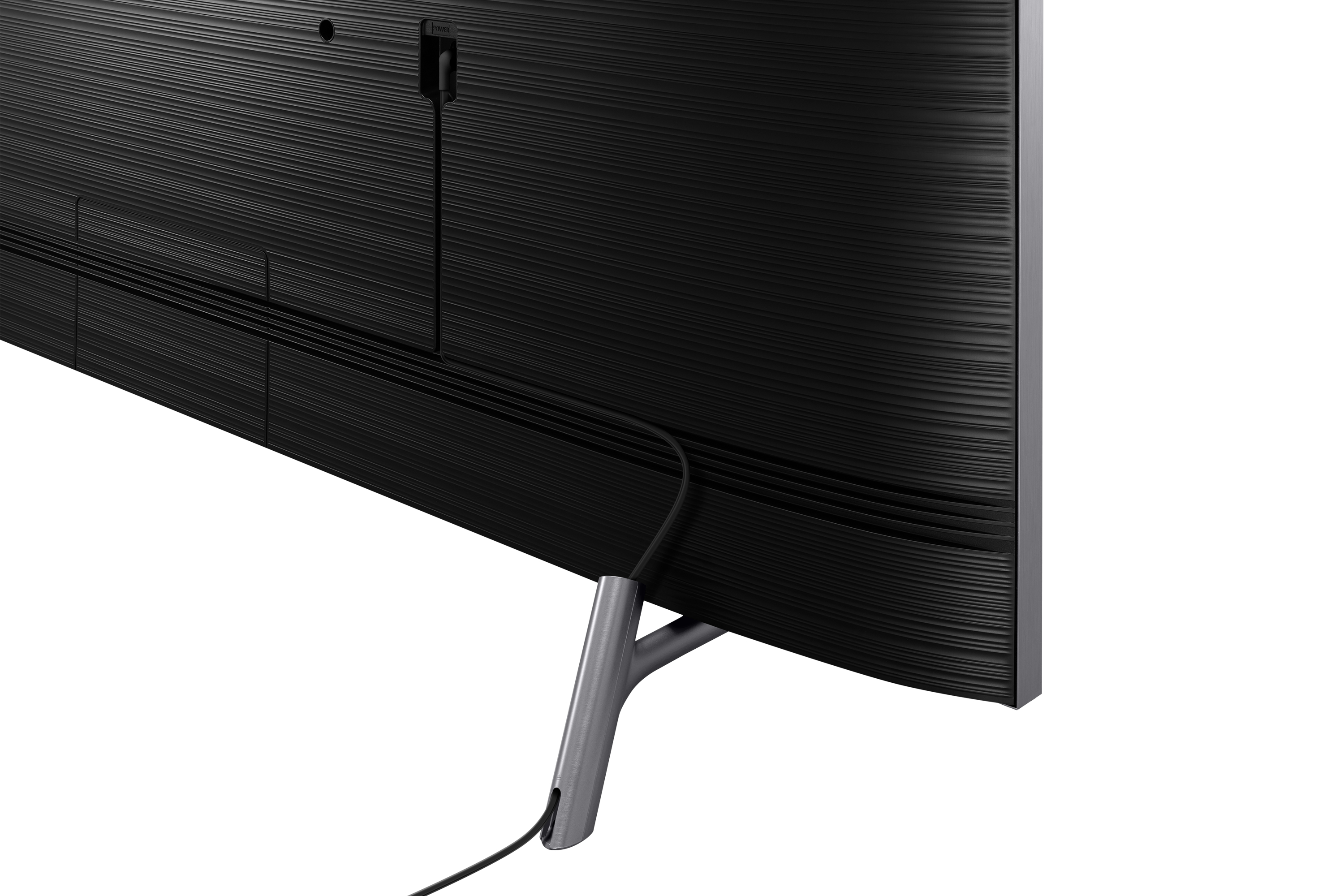 Rückseite eines schwarzen Fernsehers mit silbernem Ständer und schwarzem Kabel. Der Hintergrund ist weiß.
