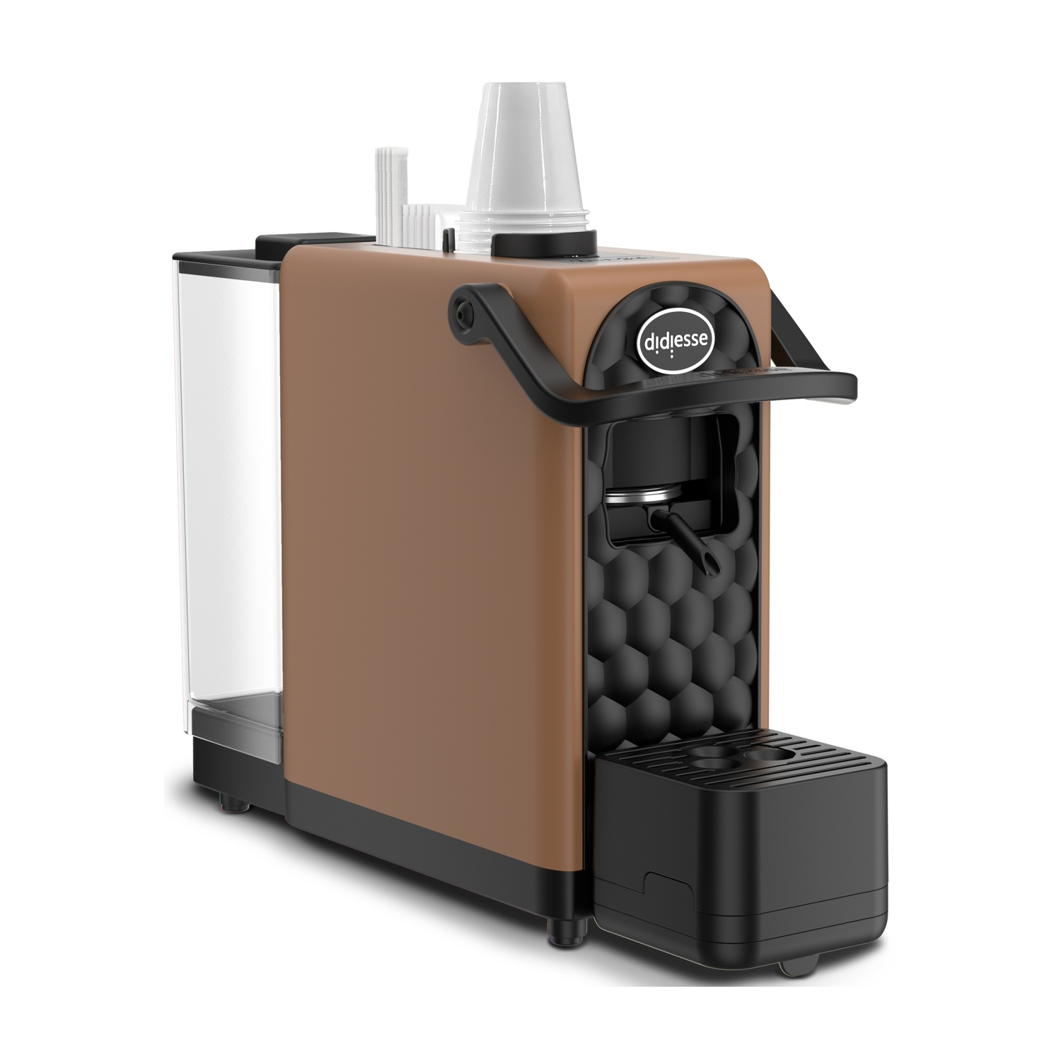 Una macchina per espresso marrone e nera con serbatoio dell'acqua laterale e tazza sopra, isolata su bianco.