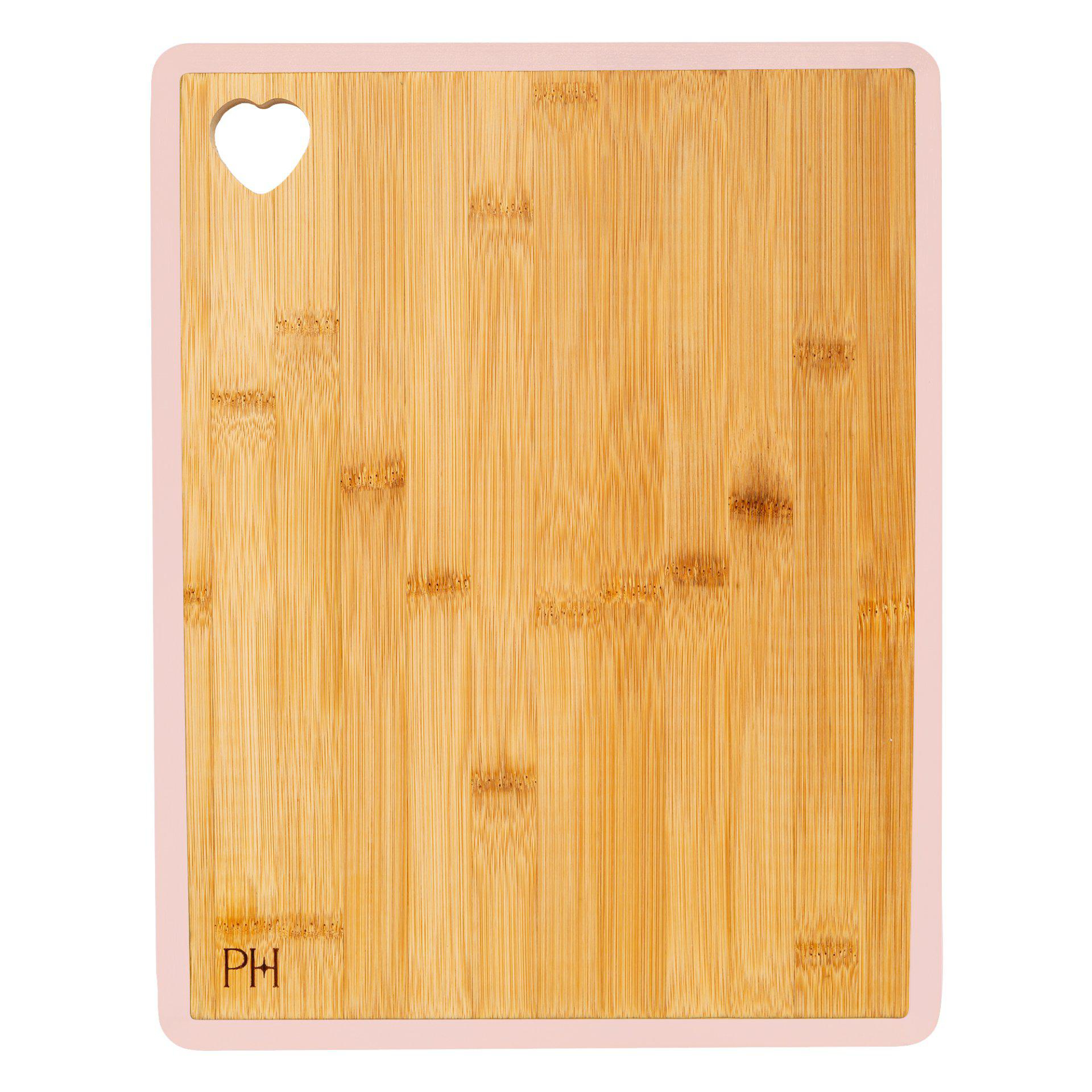 Holzschneidebrett mit rosa Rand und herzförmigem Ausschnitt. Die Holzmaserung ist sichtbar.