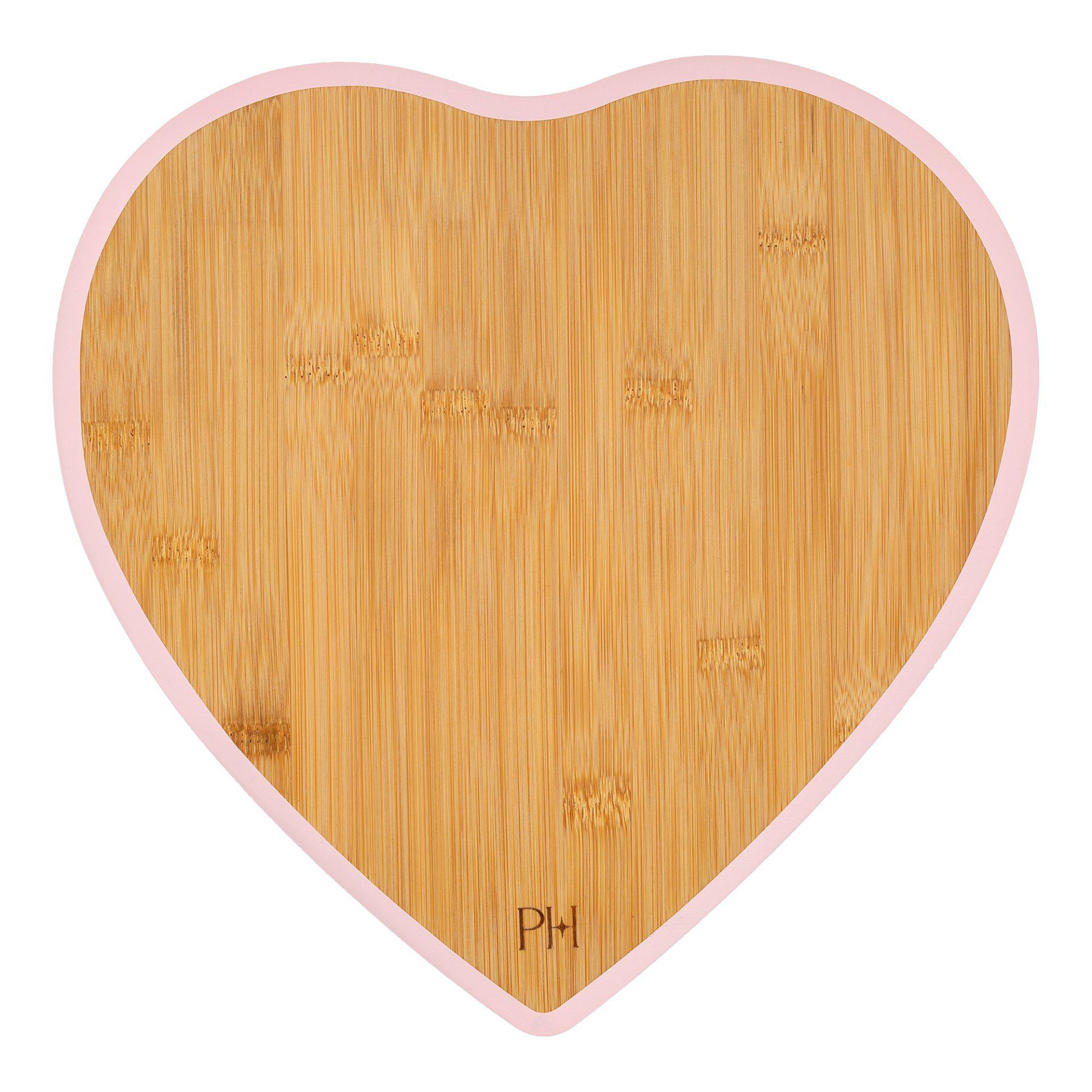 Herzförmiges Holzschneidebrett mit rosa Einfassung. Die Oberfläche hat eine Holzmaserung. Unten stehen die Buchstaben PH.