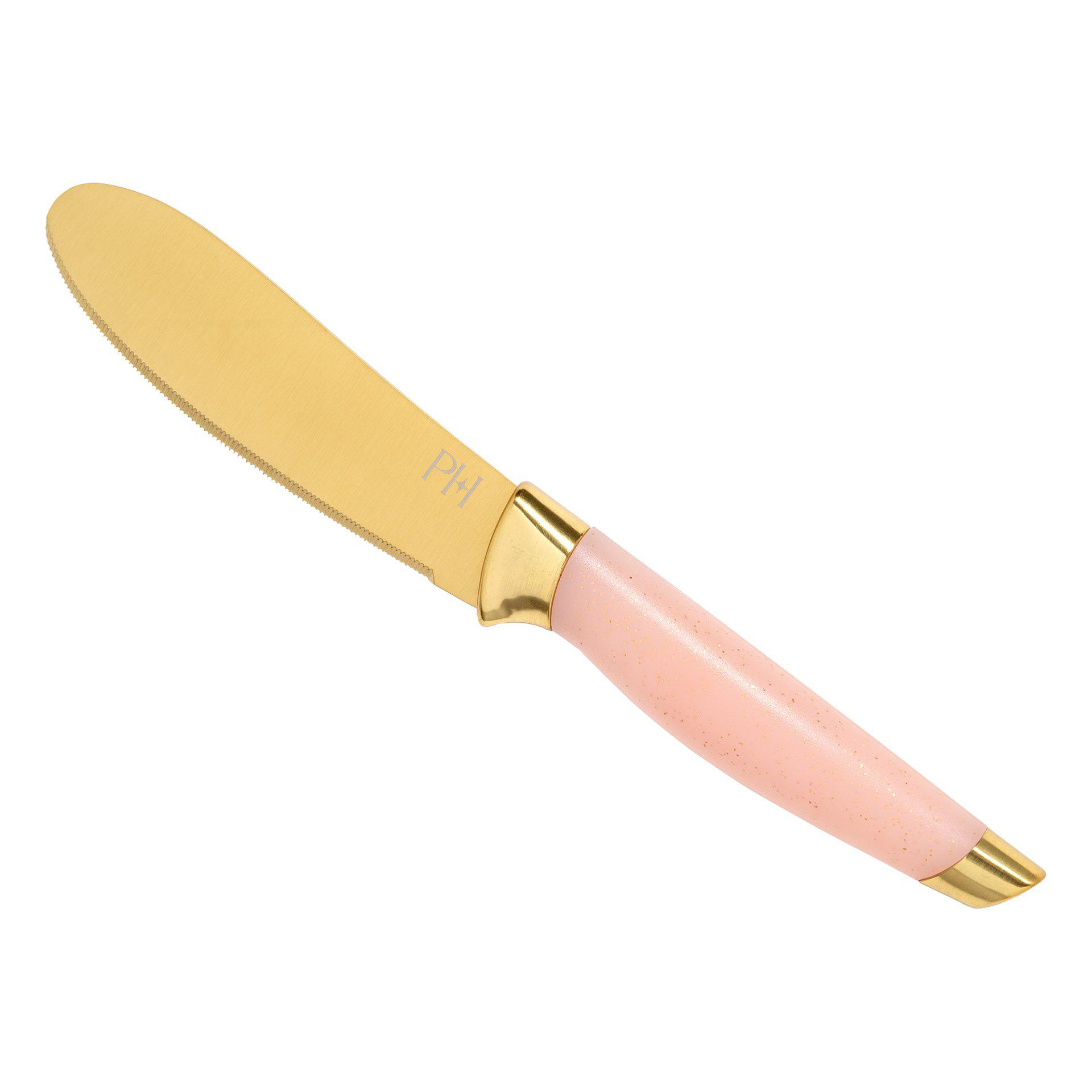 Ein Buttermesser mit goldener Klinge und pinkfarbenem Griff mit Goldsprenkeln. Der Griff ist aus Metall und die Klinge hat einen gezahnten Rand.