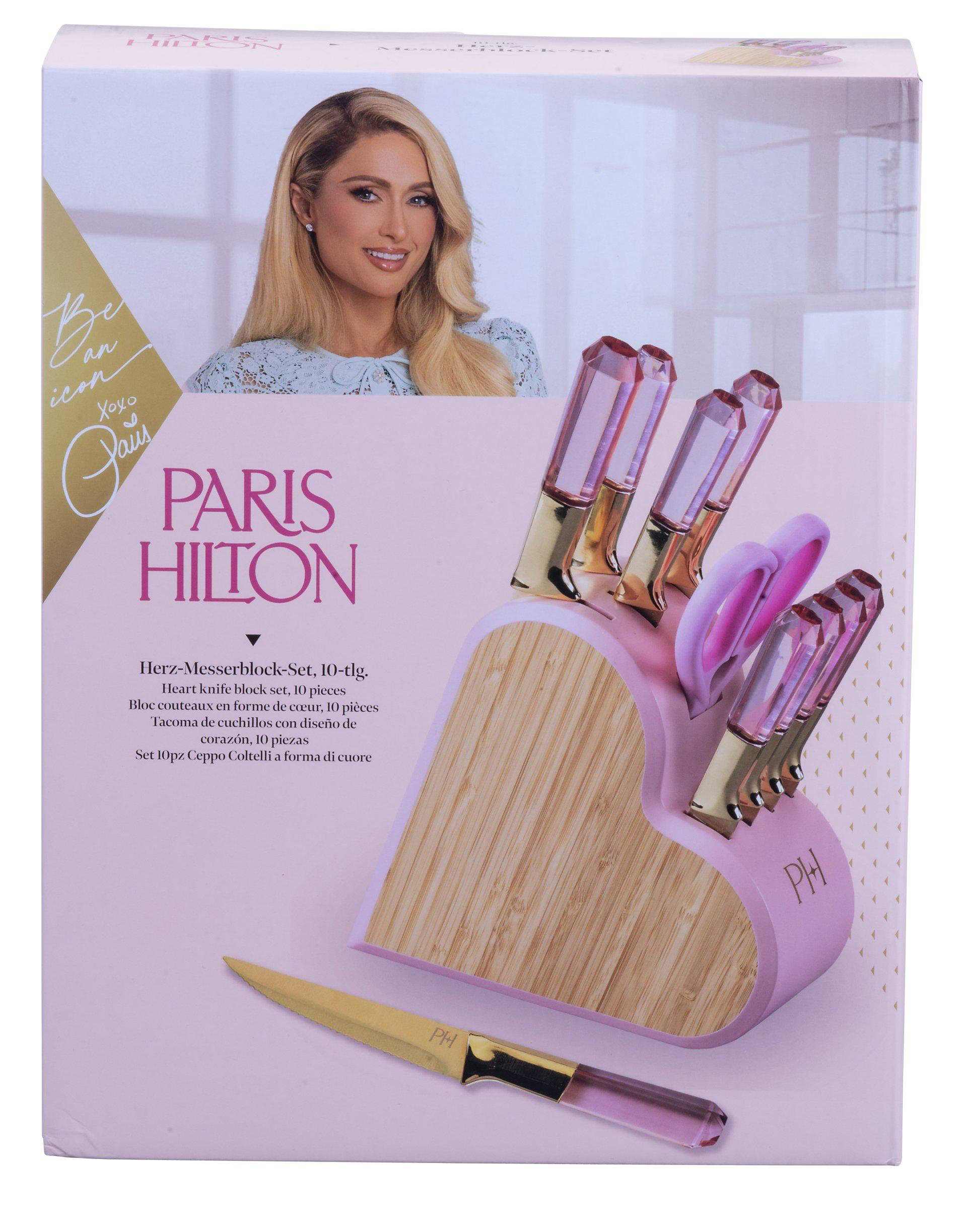 Box mit Paris Hiltons Bild, herzförmiger Messerblock mit Messern. Blonde Frau im Hintergrund.