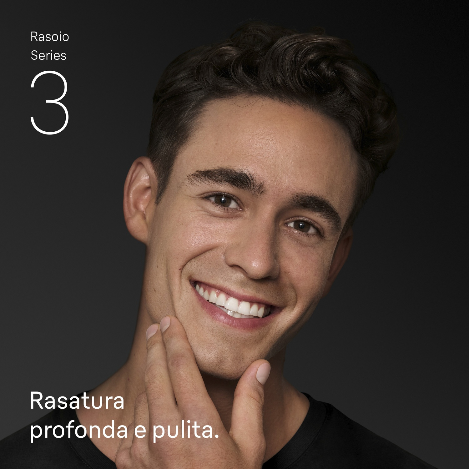 Un uomo sorridente si tocca la guancia. Il testo dice 'Rasatura profonda e pulita' e 'Rasio Serie 3'. Lo sfondo è grigio scuro.