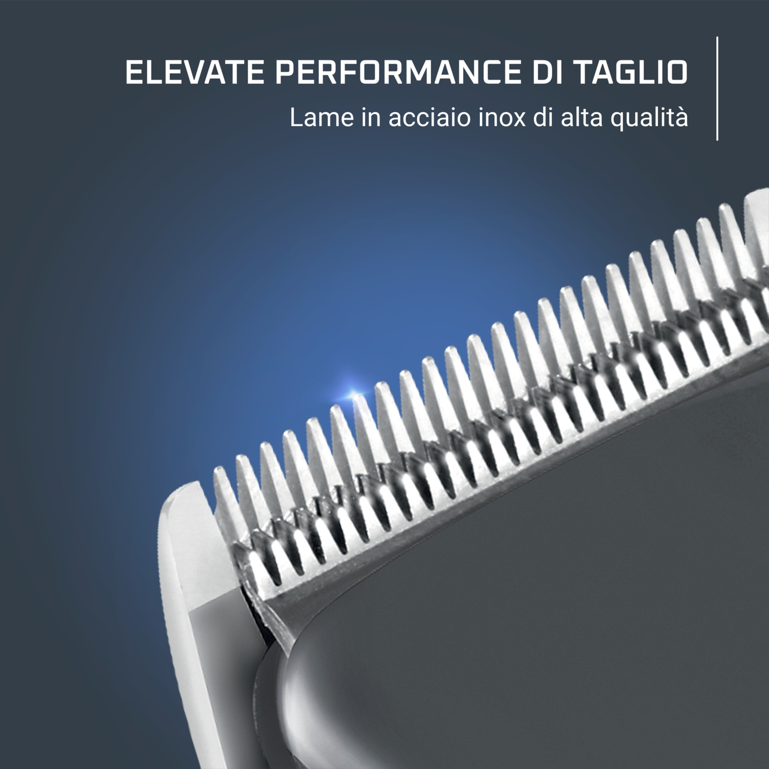Primo piano della lama di un trimmer, in acciaio inox, su sfondo sfumato blu scuro, con testo: ELEVATE PERFORMANCE DI TAGLIO.