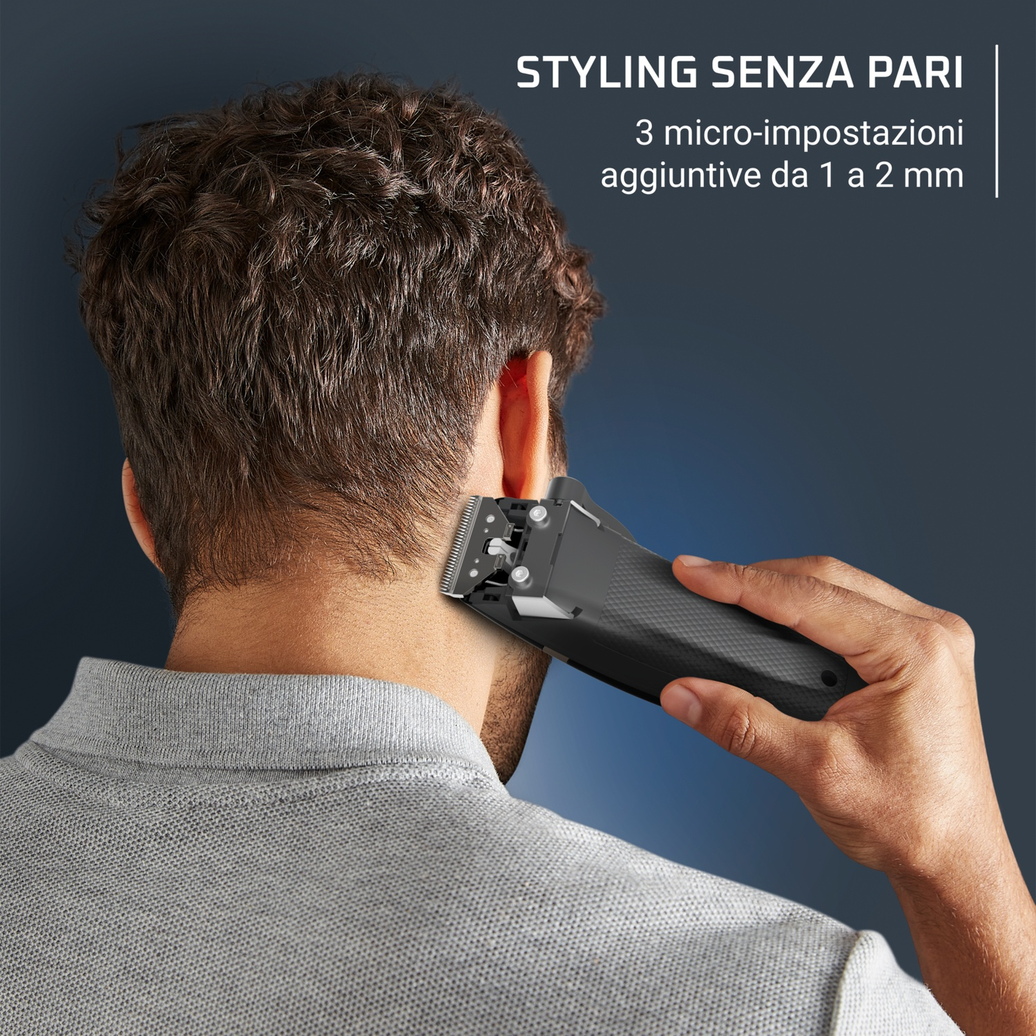 Un uomo si rade la nuca con un trimmer nero. Indossa una camicia grigia. Il testo dice 'Styling Senza Pari'.