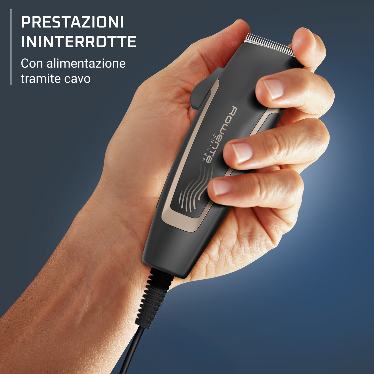 Una mano tiene un tagliacapelli Rowenta nero e beige. Il tagliacapelli è collegato e lo sfondo è una sfumatura blu.
