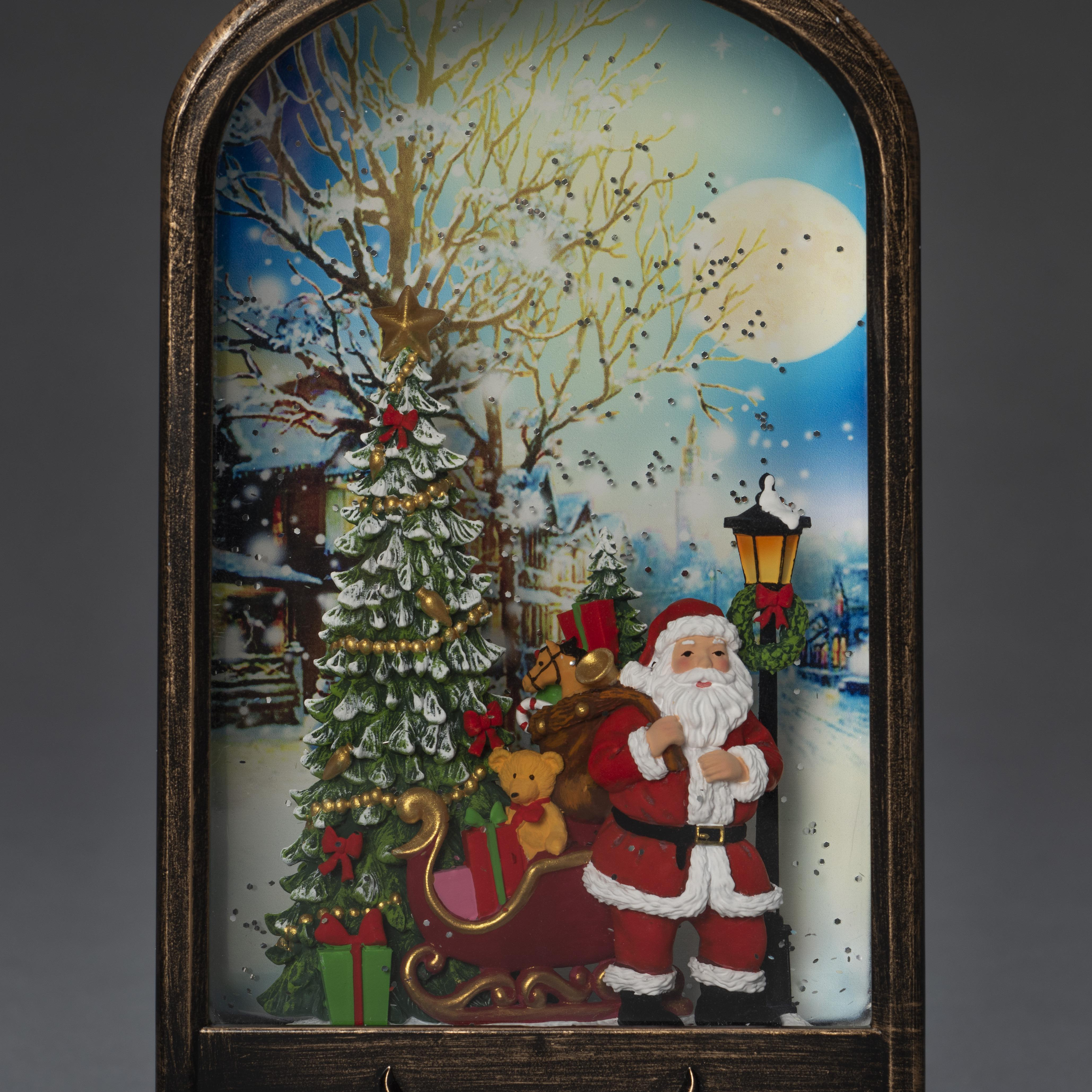 Weihnachtsszene mit Weihnachtsmann, Baum, Geschenken und Schlitten. Schnee fällt, Vollmond im Hintergrund und eine Laterne.