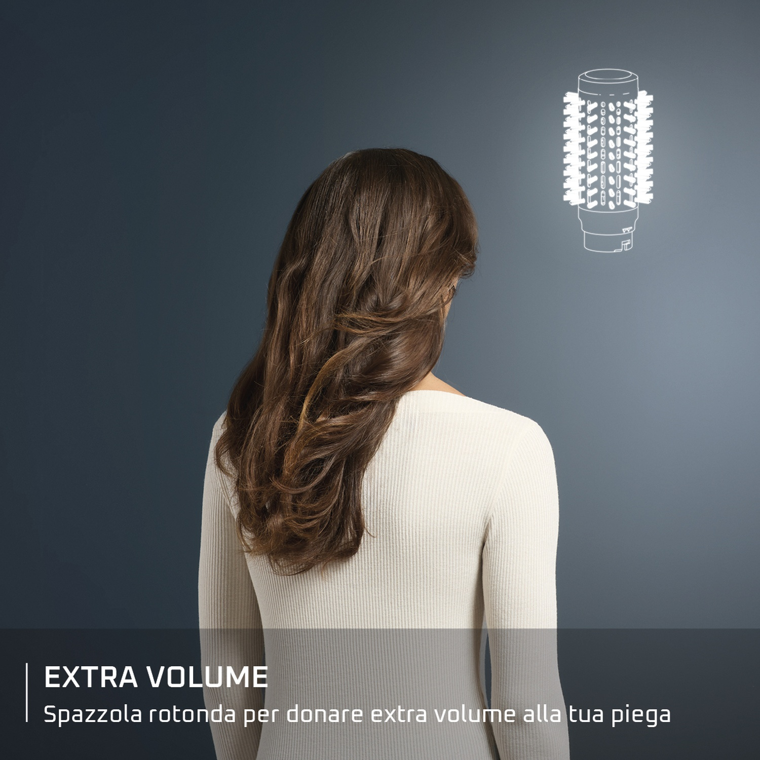 Donna con lunghi capelli castani che indossa un maglione color crema. Un disegno di uno strumento per lo styling dei capelli sopra la sua testa. Testo: 'EXTRA VOLUME'.