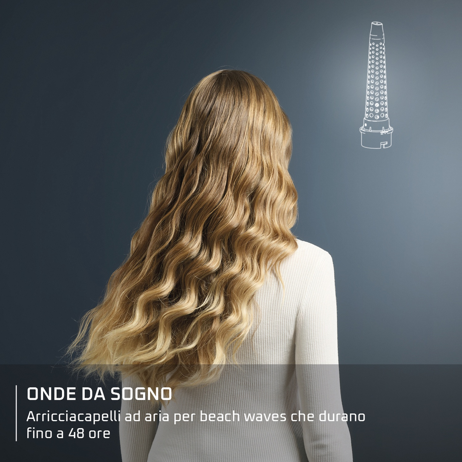 Una donna con capelli biondi ondulati, indossa un maglione bianco, di spalle allo spettatore. Un contorno di arricciacapelli a destra.