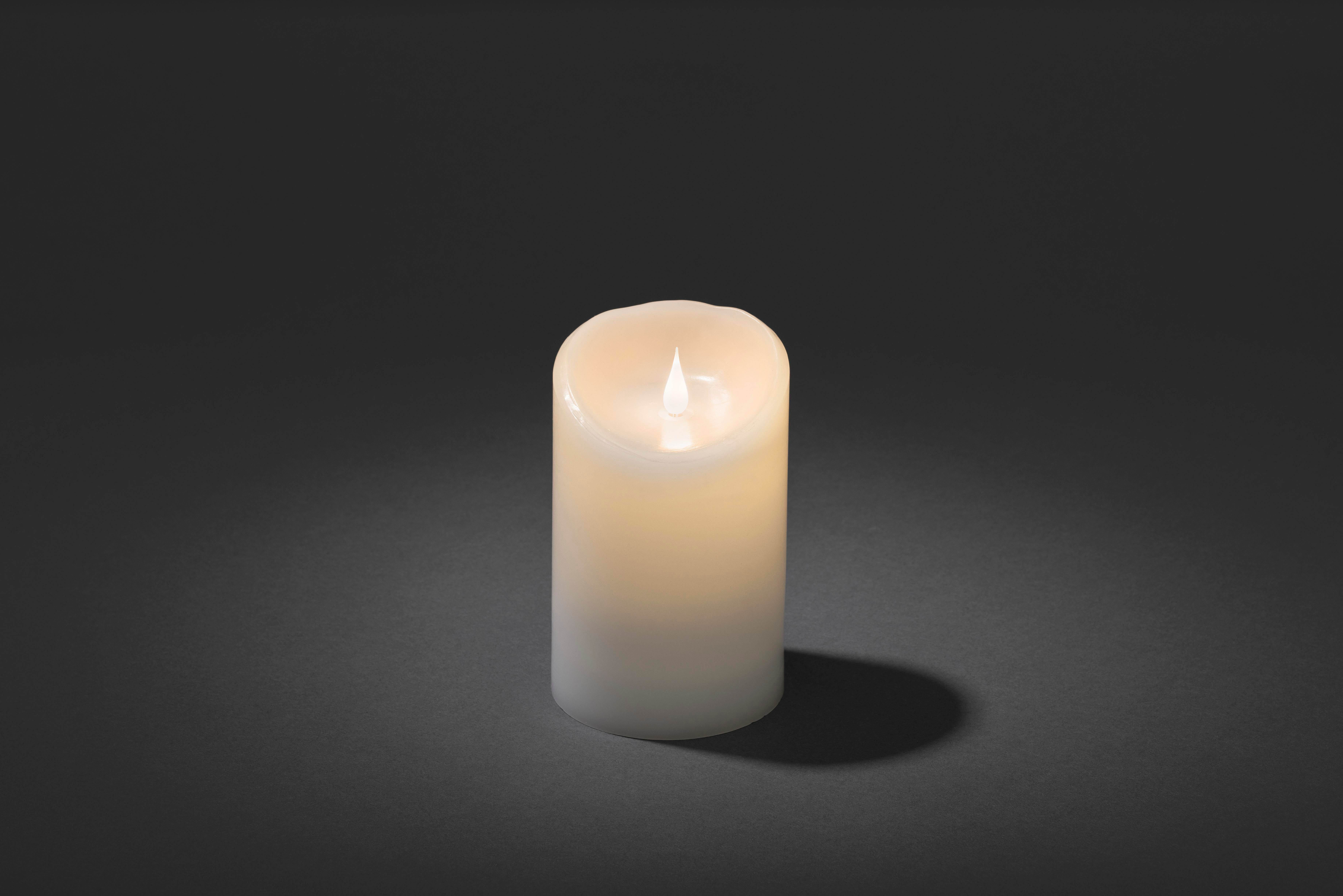 Eine brennende, weiße Kerze steht auf einer dunkelgrauen Oberfläche. Die Flamme leuchtet hell. Der Hintergrund ist dunkelgrau.
