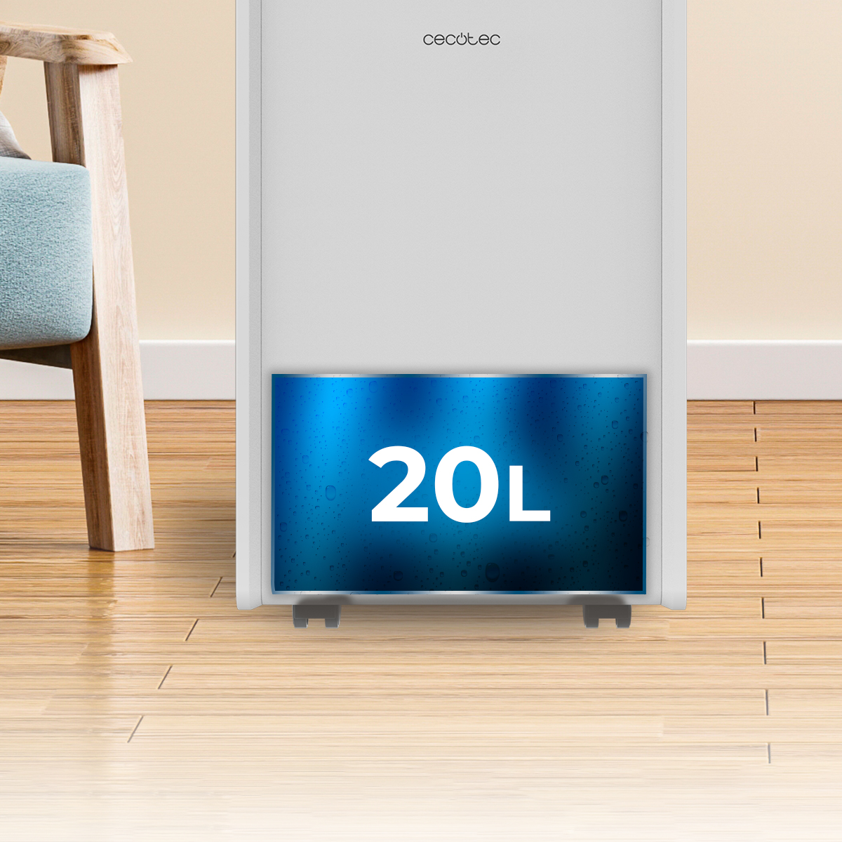 Electrodoméstico blanco Cecotec con un recipiente de agua azul que muestra '20L'. Silla y suelo de madera en el fondo.