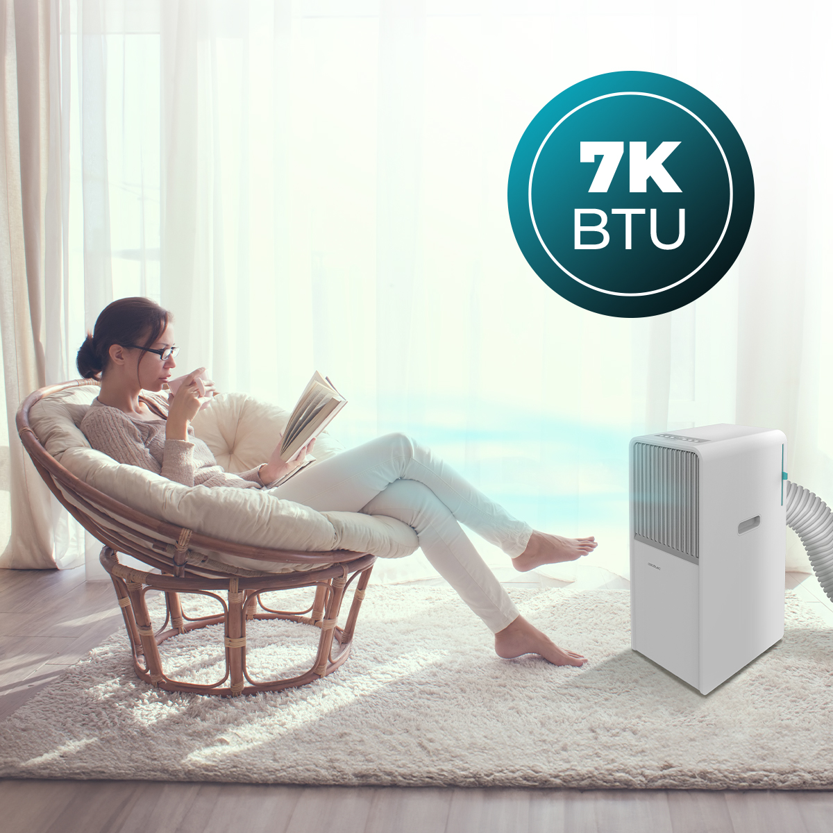 Una mujer lee un libro, bebe de una taza, junto a un aire acondicionado blanco. Un logo de 7K BTU en el fondo.