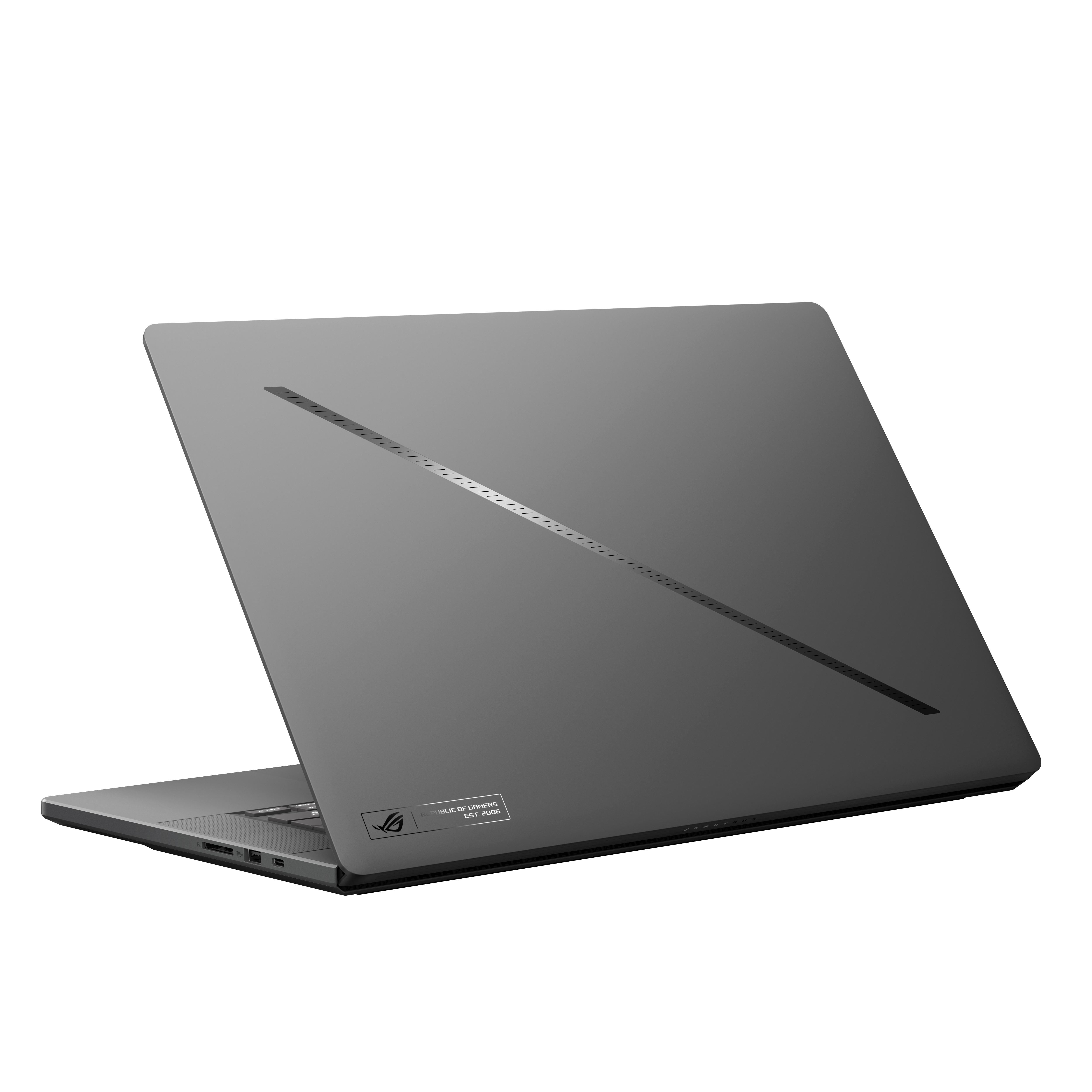 Ein grauer Laptop ist leicht geöffnet und zeigt die Rückseite mit einem diagonalen Design. Das Asus ROG-Logo ist sichtbar.