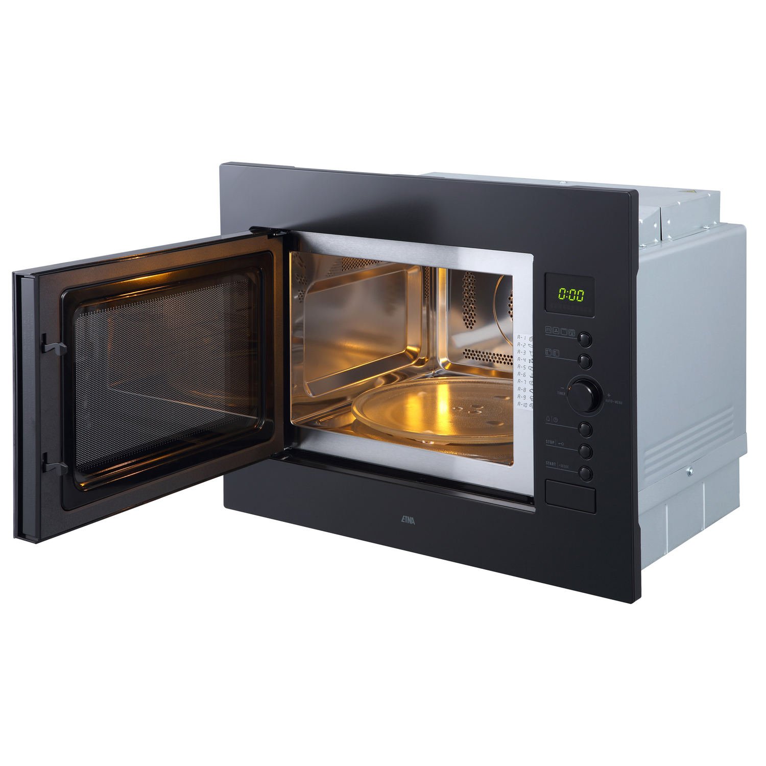Een zwarte magnetron met een open deur. Binnenverlichting verlicht een glazen plaat. Digitaal display toont 0:00. Het merk is Etna.