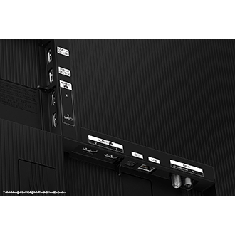 Nahaufnahme der Rückseite eines Fernsehers mit verschiedenen Anschlüssen und Etiketten, darunter HDMI, USB und Ethernet.