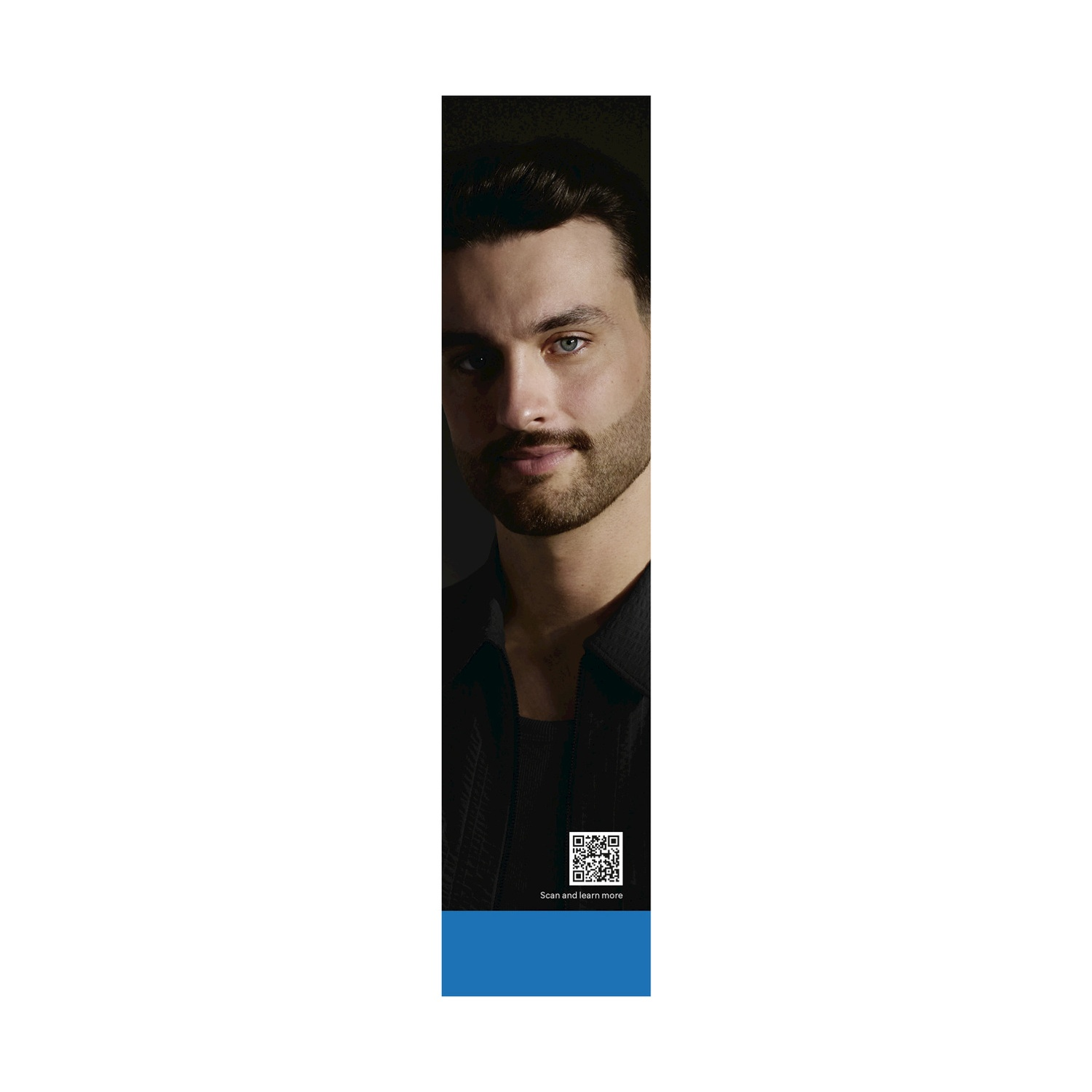 Un uomo con occhi azzurri e barba. L'immagine ha un codice QR in basso con la scritta "Scansiona e scopri di più."