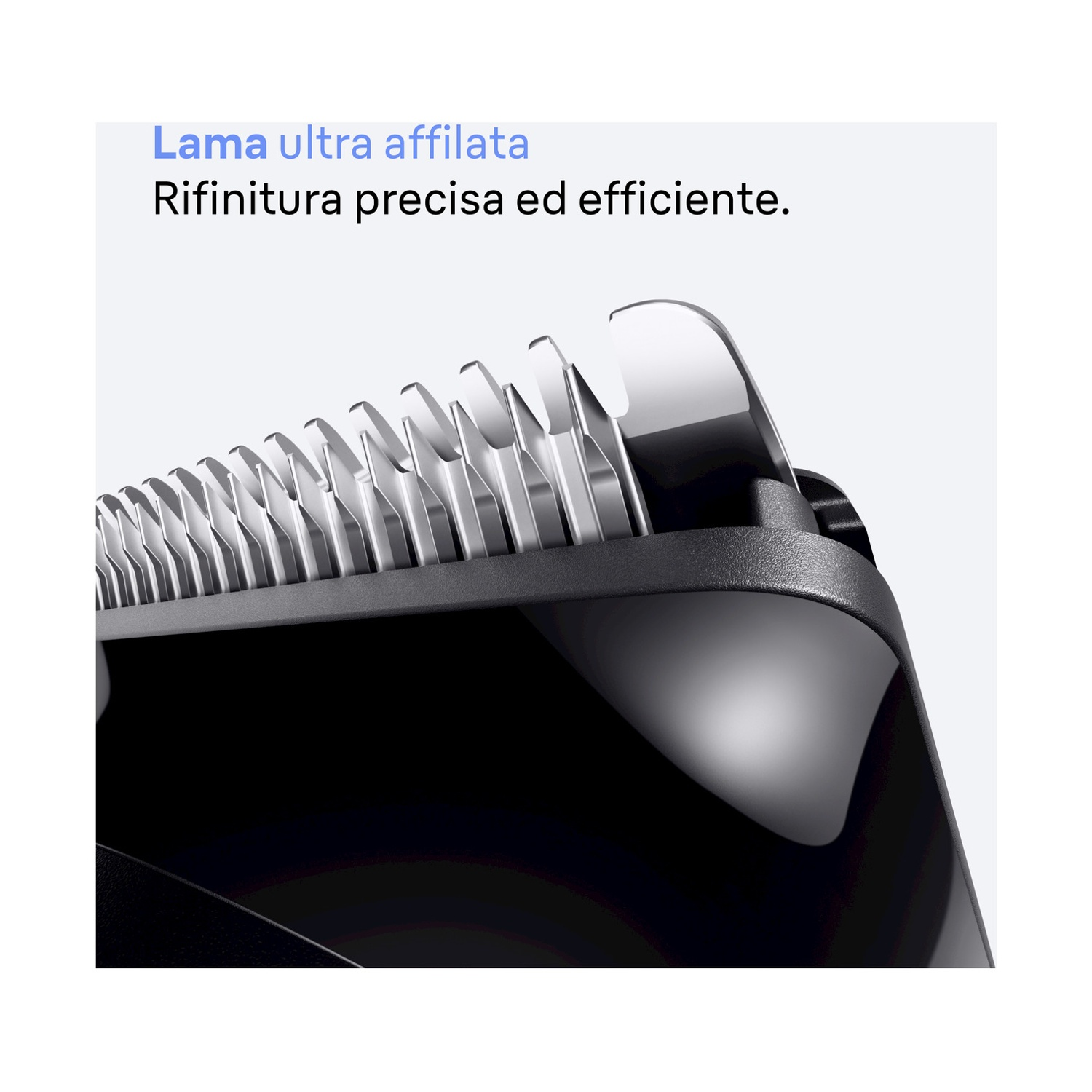 Primo piano di una lama da barba argentata e affilata. L'impugnatura nera contrasta con le lame luminose.