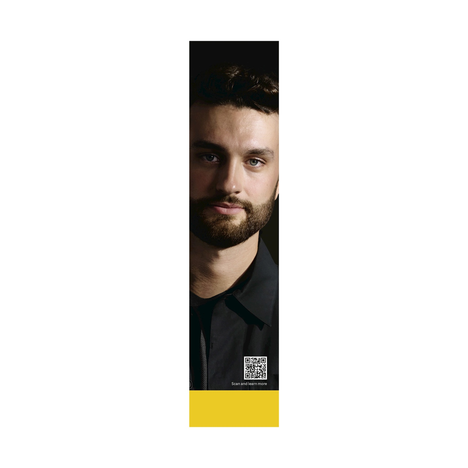 Un uomo con barba e capelli scuri guarda l'osservatore. Indossa una camicia nera. Un codice QR e testo in basso.