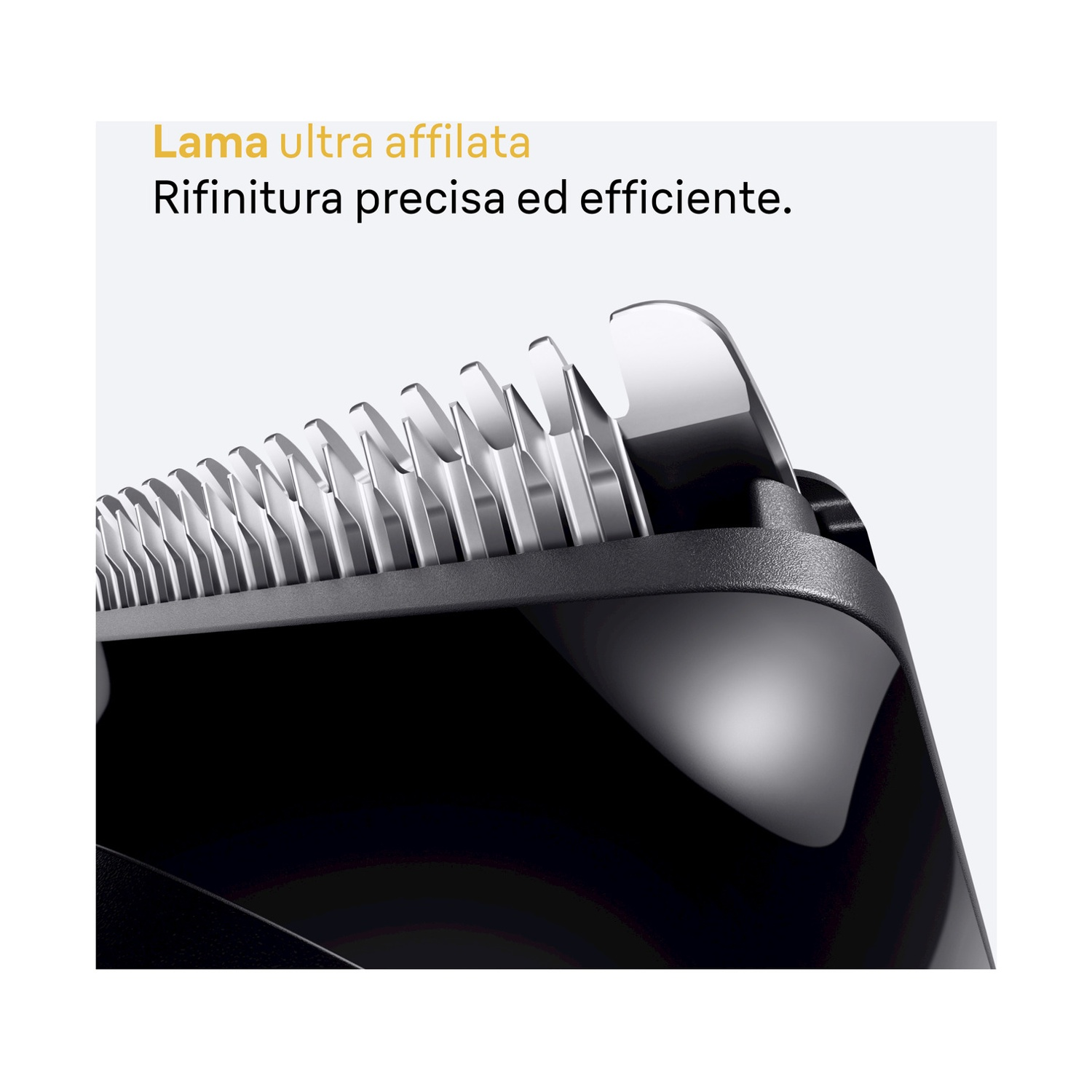 Primo piano di una lama di rasoio. Lame metalliche affilate, con base nera. Testo in italiano.