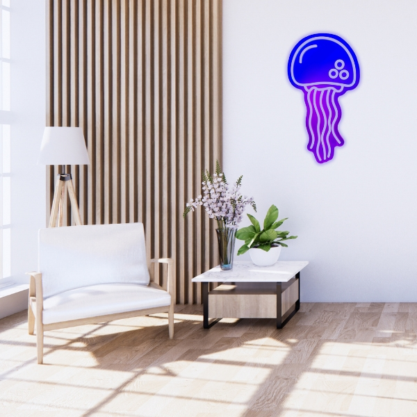 Nowoczesne wnętrze z białym fotelem, drewnianą podłogą i lampą w kształcie meduzy na ścianie. Obecne są również rośliny i mały stolik.