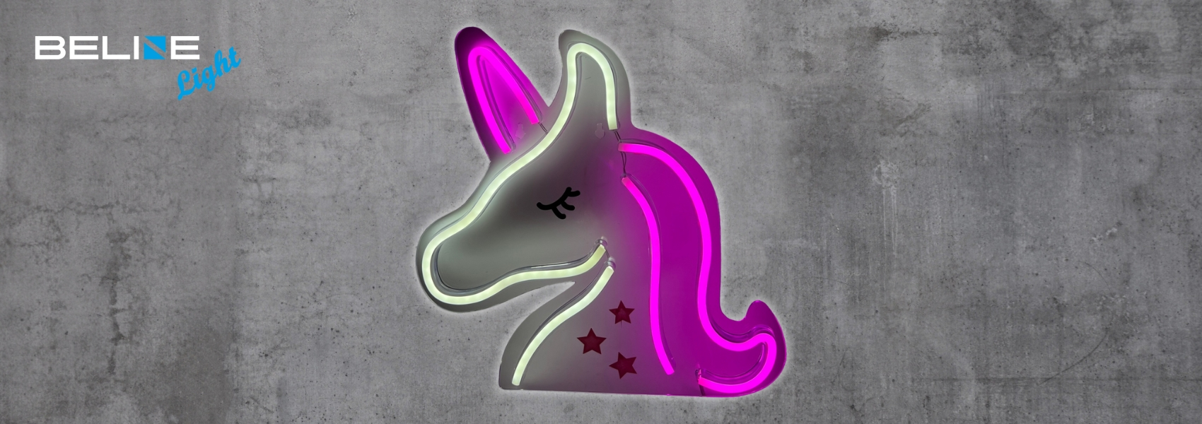 Neonowa głowa jednorożca z różową grzywą i rogiem, biały kontur, na szarym betonowym tle. Nazwa marki jest u góry.