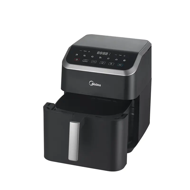 Czarna frytownica Midea z otwartym koszem. Cyfrowy wyświetlacz i panel sterowania na górze. Srebrny uchwyt na koszu.