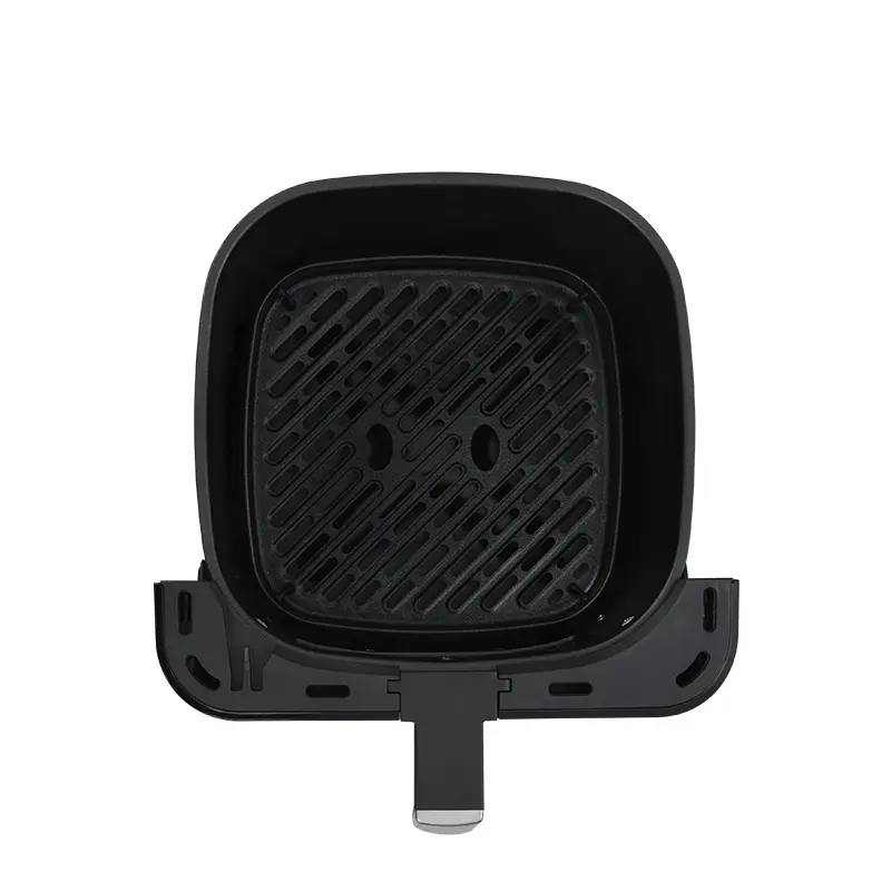 Czarny kosz do frytkownicy powietrznej, otwarty, z perforowaną podstawą i uchwytem, na białym tle.