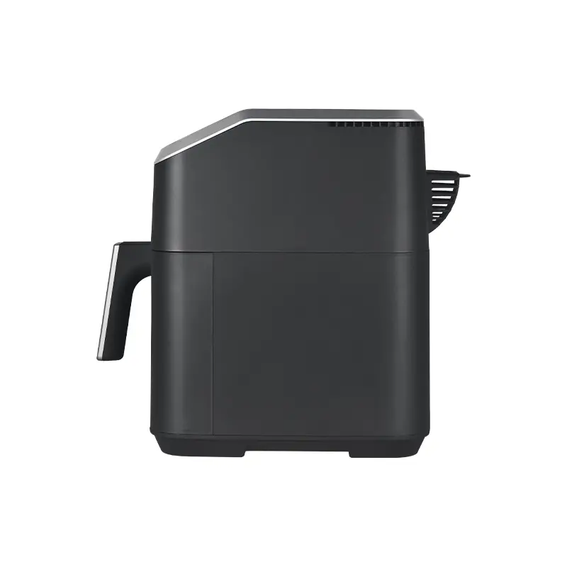 Czarna frytownica powietrzna z uchwytem po lewej stronie, wentylacją u góry i grillem po prawej. Na białym tle.