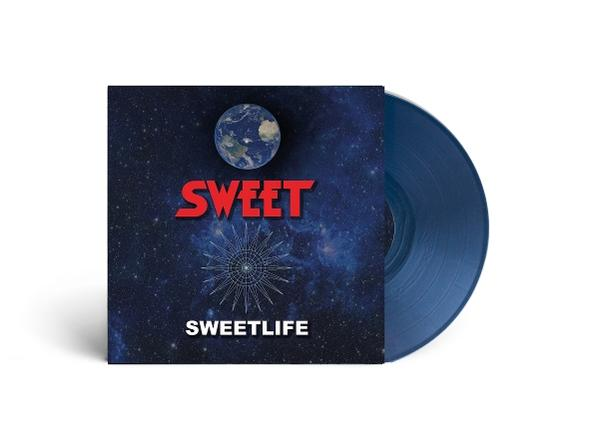 Albumcover mit blauer Schallplatte. Das Cover hat einen Weltraumhintergrund und das Wort SWEET in Rot. Die Erde ist oben.