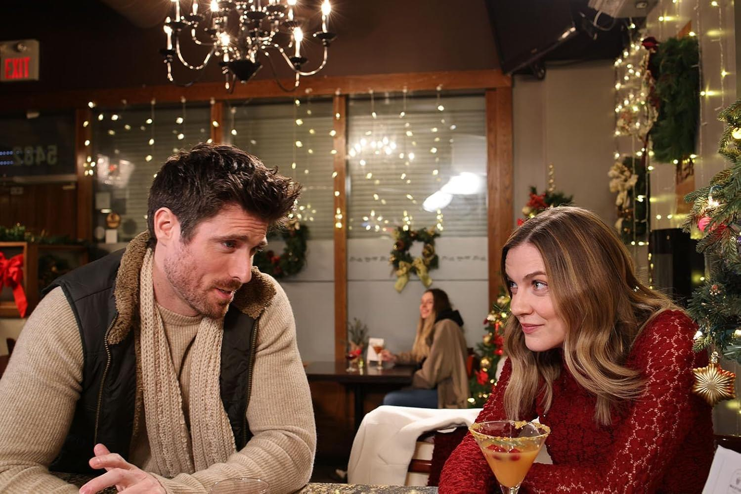Ein Mann und eine Frau in einer Bar, die sich ansehen. Weihnachtsdekorationen im Hintergrund.