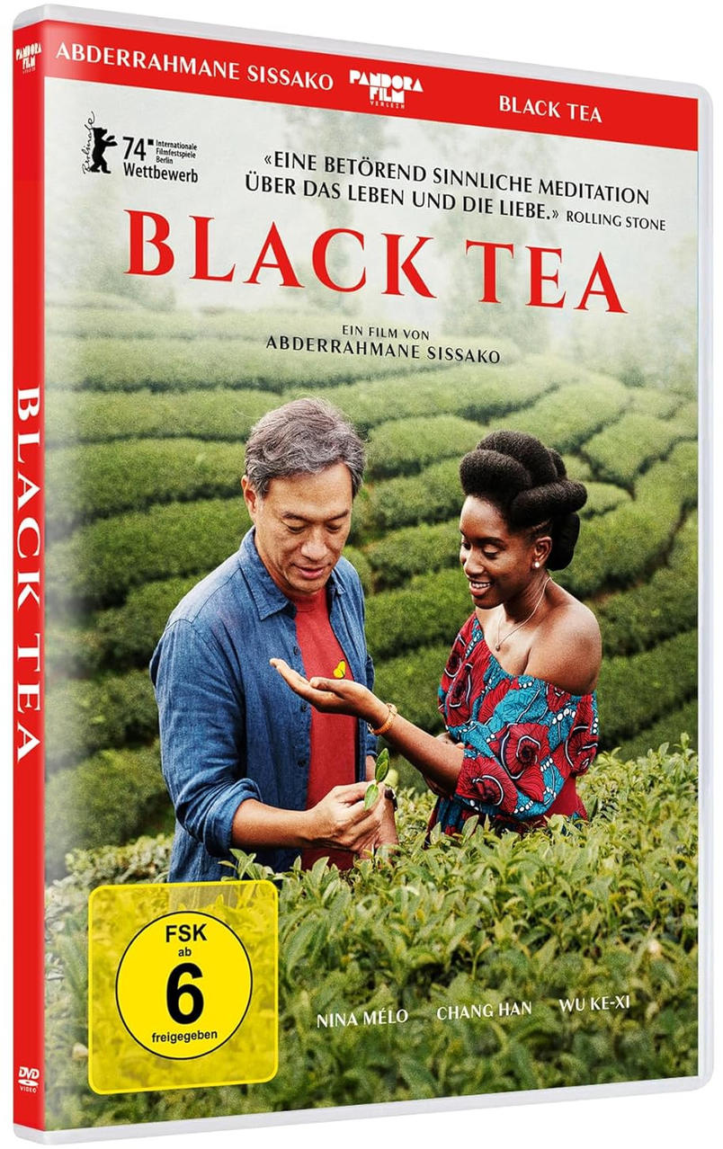 DVD-Cover von "Black Tea". Ein Mann und eine Frau stehen in einem Teefeld. Text enthält Filmtitel, Regisseur und Bewertung.