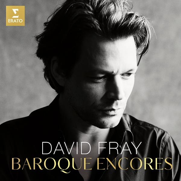 Albumcover von David Fray. Ein Mann in einem dunklen Hemd blickt nachdenklich nach unten. Text: David Fray Baroque Encores.