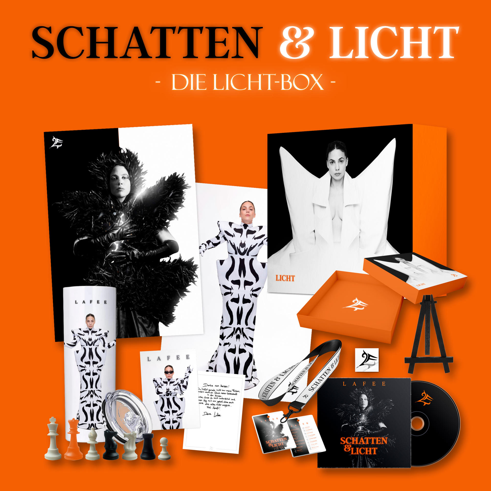 Werbebild einer Box. Enthält Fotos, eine CD und Merchandise. Der Hintergrund ist orange.