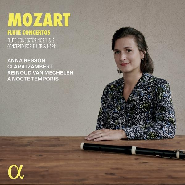 Albumcover mit einer Frau, einer Flöte und Text. Frau sitzt an einem Holztisch mit einer Flöte. Der Albumtitel ist Mozart, Flötenkonzerte.