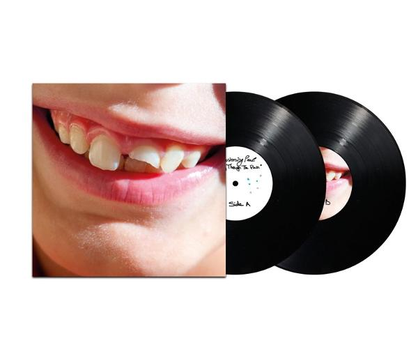 Nahaufnahme eines lächelnden Mundes mit Zähnen und zwei Schallplatten. Das Schallplattencover zeigt den Mund. Die Platten sind schwarz.