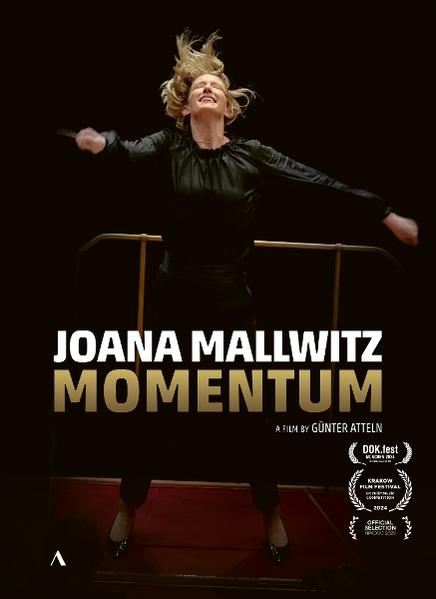 Poster für "Joana Mallwitz: Momentum". Eine Frau dirigiert energisch. Text: "Joana Mallwitz Momentum". Film von Günter Atteln.