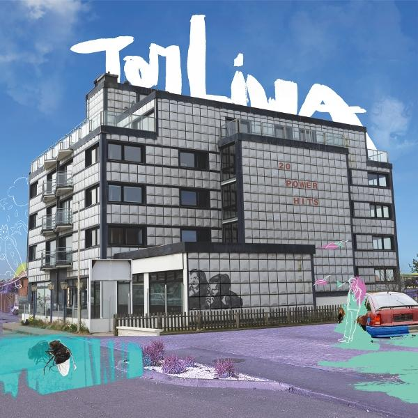 Ein Gebäude mit einem großen Schild mit der Aufschrift 'Torlina'. Das Gebäude hat viele Fenster und ein Wandgemälde von zwei Personen. Ein Auto ist in der Nähe geparkt.