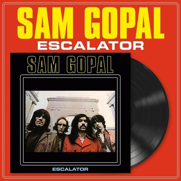 Albumcover für Sam Gopals 'Escalator'. Es zeigt die Band, eine Schallplatte und Text. Die Band steht vor einem Gebäude.