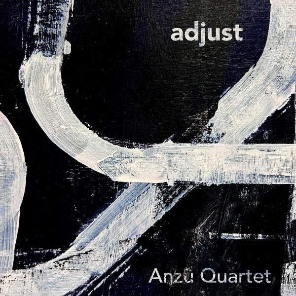 Abstrakte Kunst mit weißen Pinselstrichen auf schwarzem Hintergrund. Die Wörter 'adjust' und 'Anzu Quartet' sind sichtbar.
