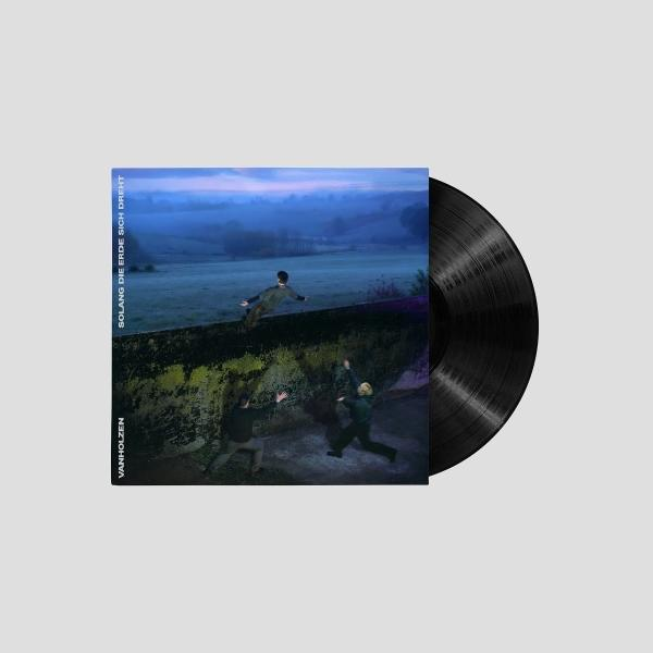 Albumcover mit kletternden Personen an einer Mauer. Eine Schallplatte befindet sich rechts. Der Hintergrund zeigt ein Feld und einen nebligen Himmel.