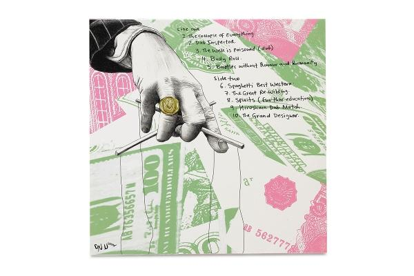 Eine Hand mit Ring kontrolliert Fäden auf Geld. Album-Trackliste auf der rechten Seite.