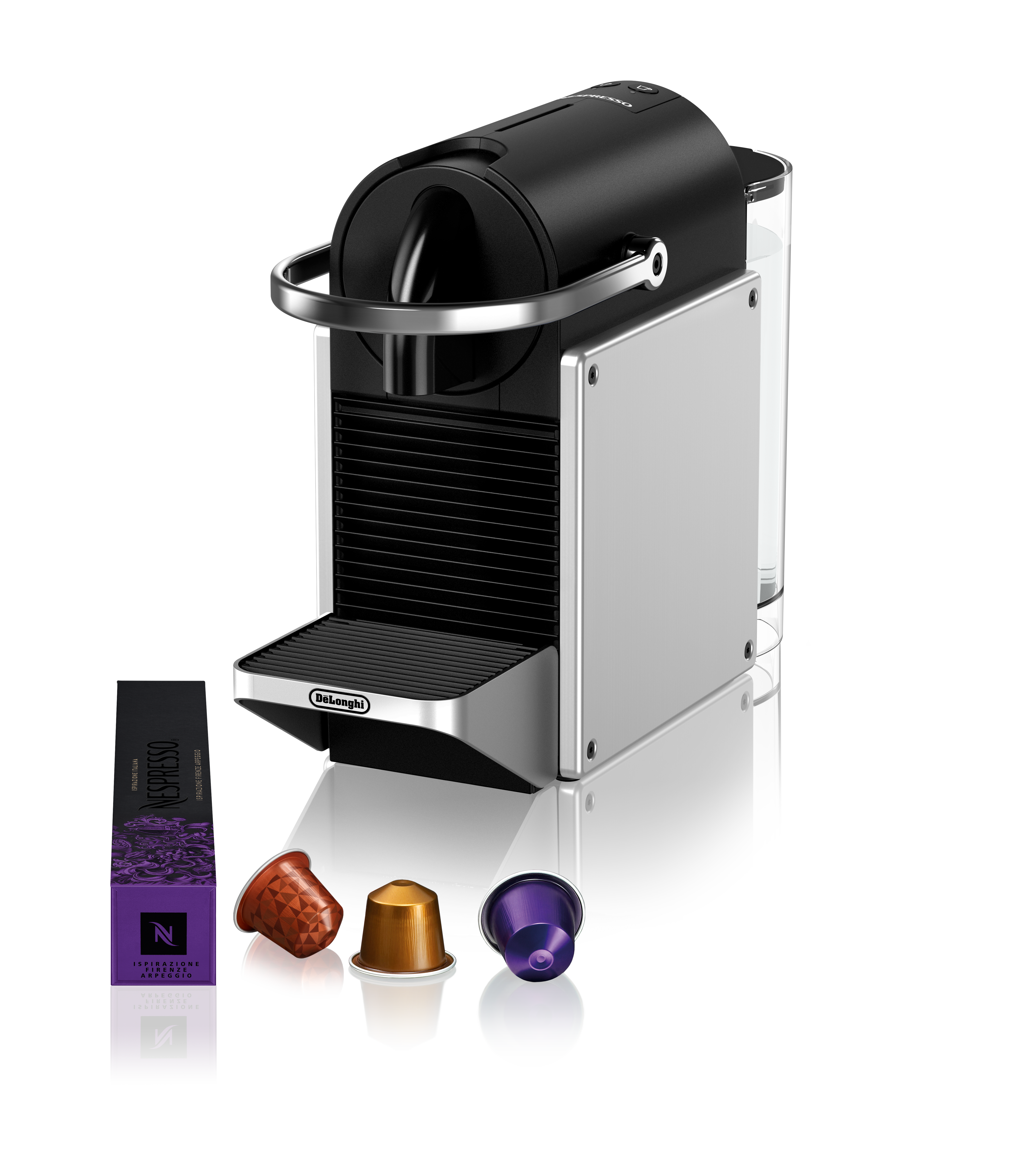 Eine silberne und schwarze Nespresso-Maschine mit Kaffeepads und einer Schachtel Pads auf schwarzem Untergrund.