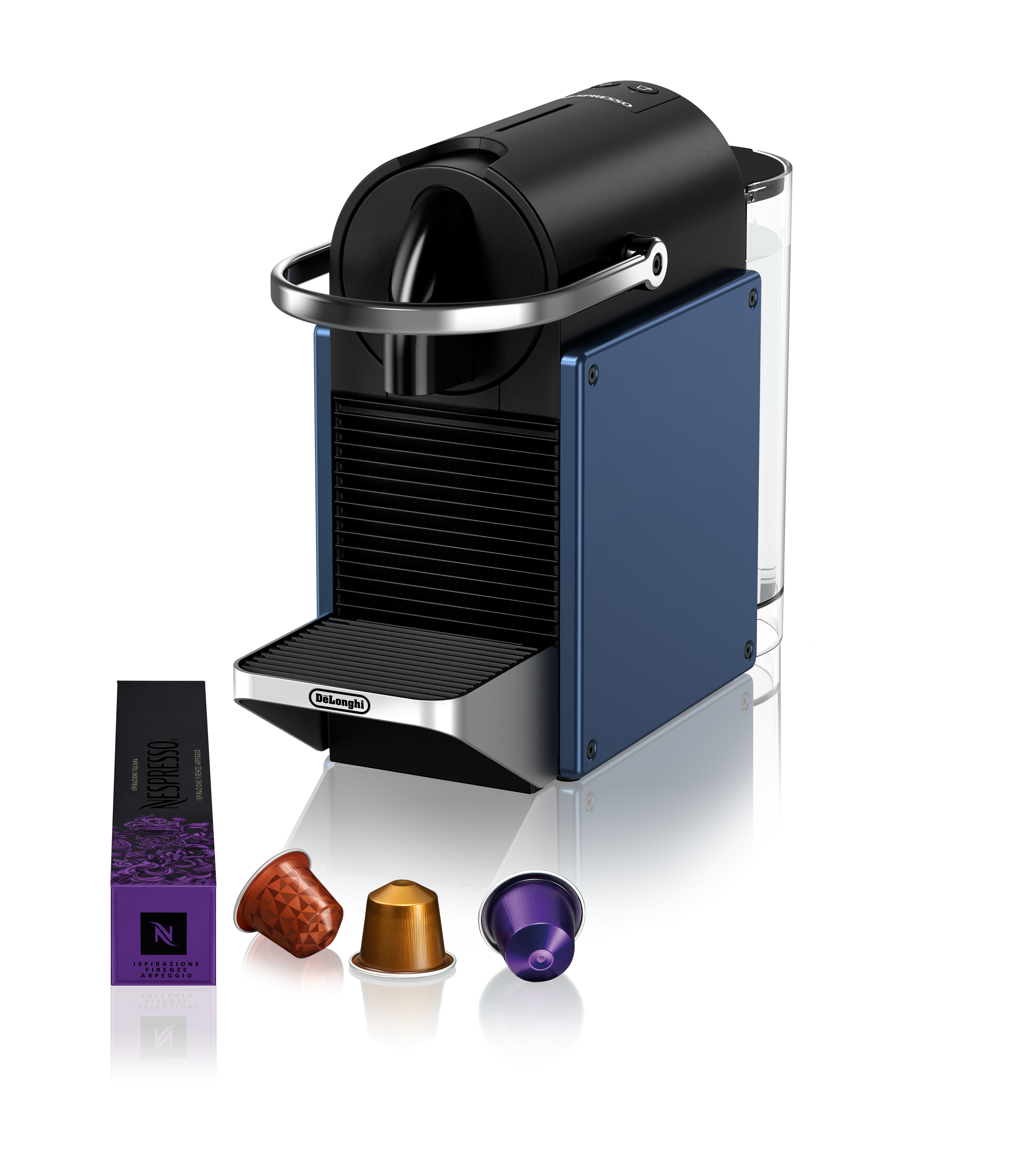 Eine blau-schwarze Nespresso-Kaffeemaschine mit Kaffeepads und einer Nespresso-Box auf schwarzem Hintergrund.