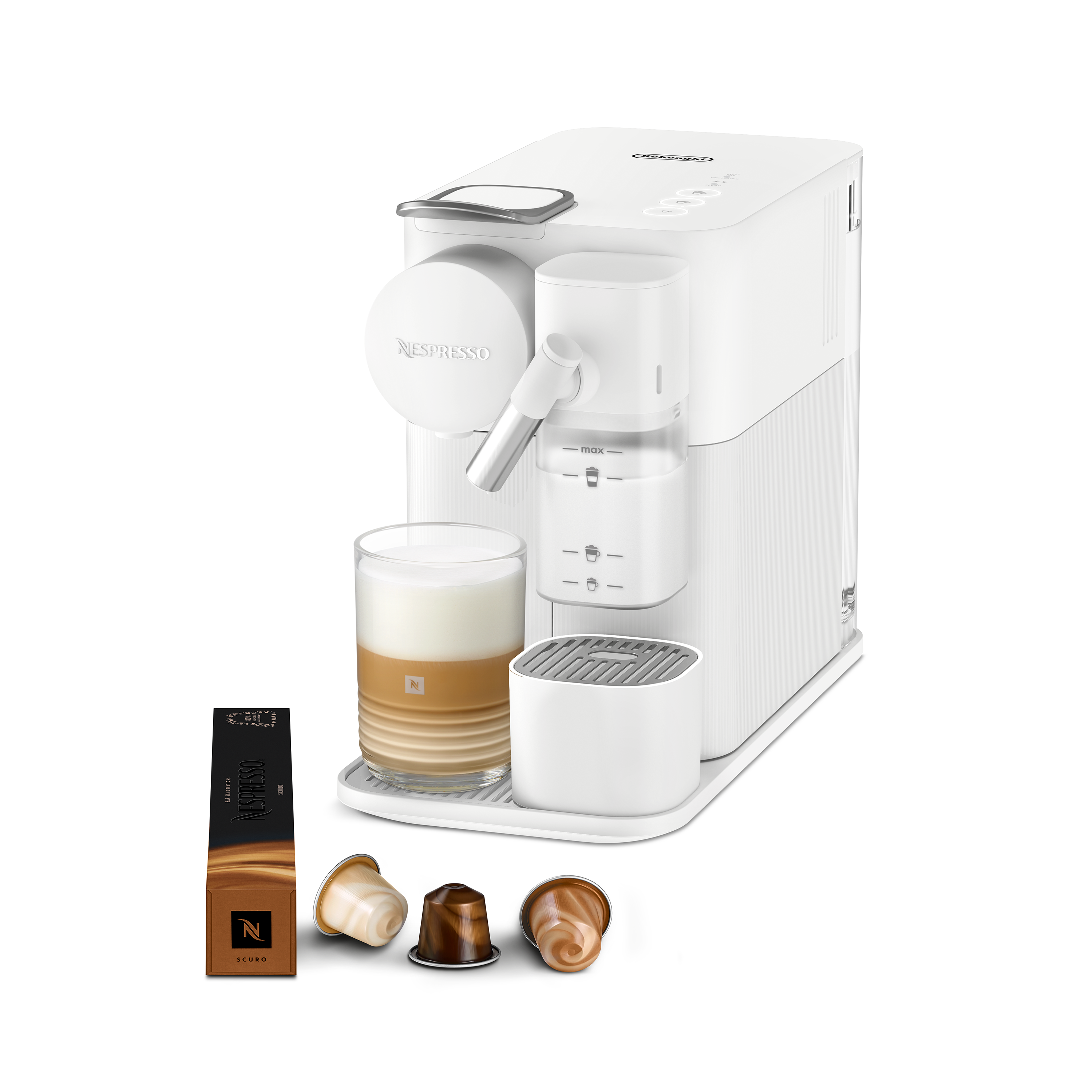 Eine weiße Nespresso-Maschine mit einem Glas Kaffee, Kapseln und einer Schachtel Kaffeepads steht auf weißem Untergrund.