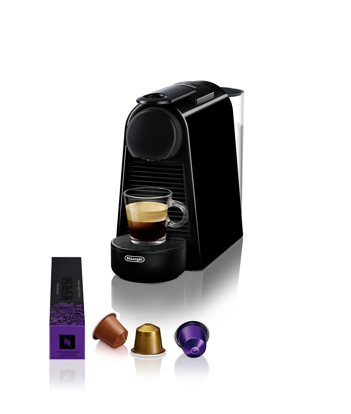 Schwarze De'Longhi Nespresso Maschine mit einem Glas Kaffee. Mehrere Kaffeekapseln sind vorhanden. Lila und braune Schachteln sind sichtbar.