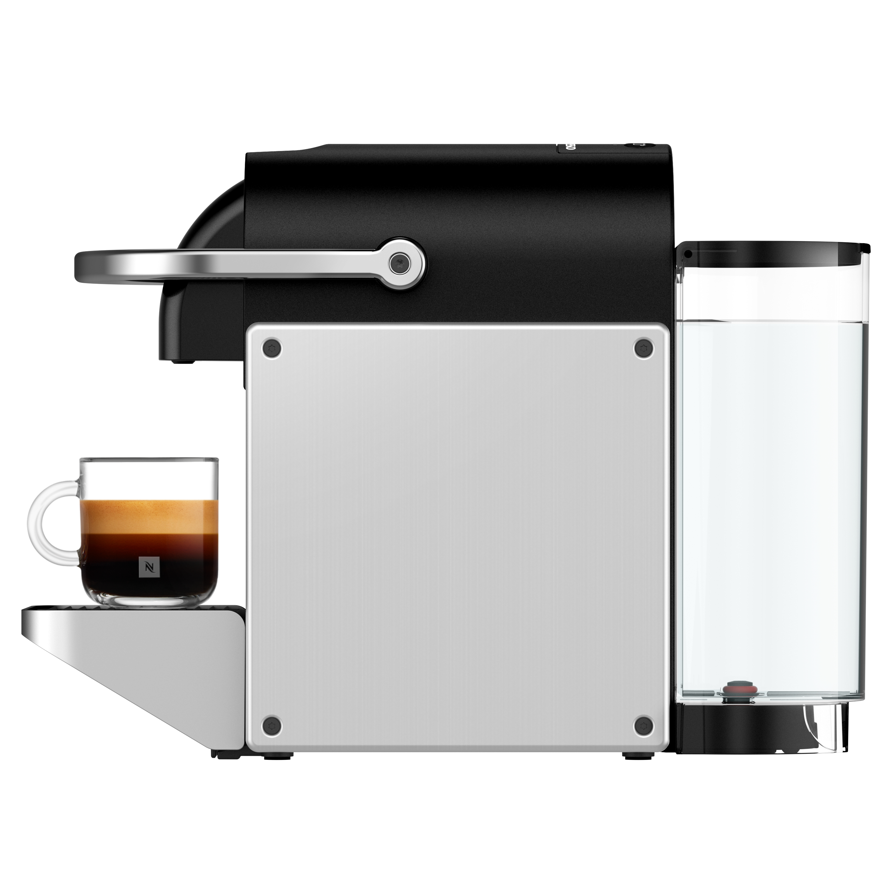 Eine schwarz-silberne Nespresso-Maschine mit einem Glas Espresso. Rechts befindet sich ein Wassertank.