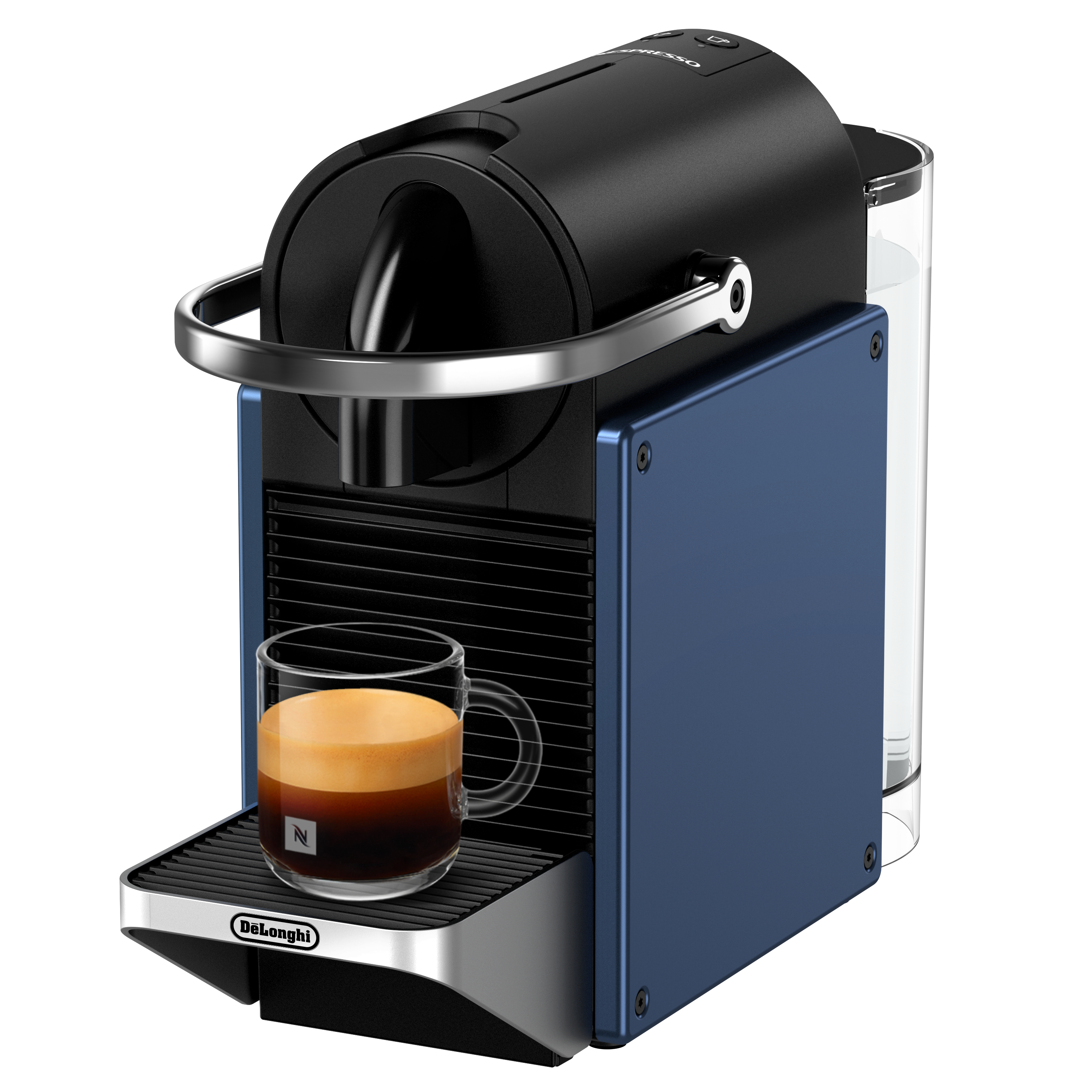 Eine blau-schwarze Nespresso-Maschine mit einem Glas Espresso auf einem silbernen Tablett. Weißer Hintergrund.