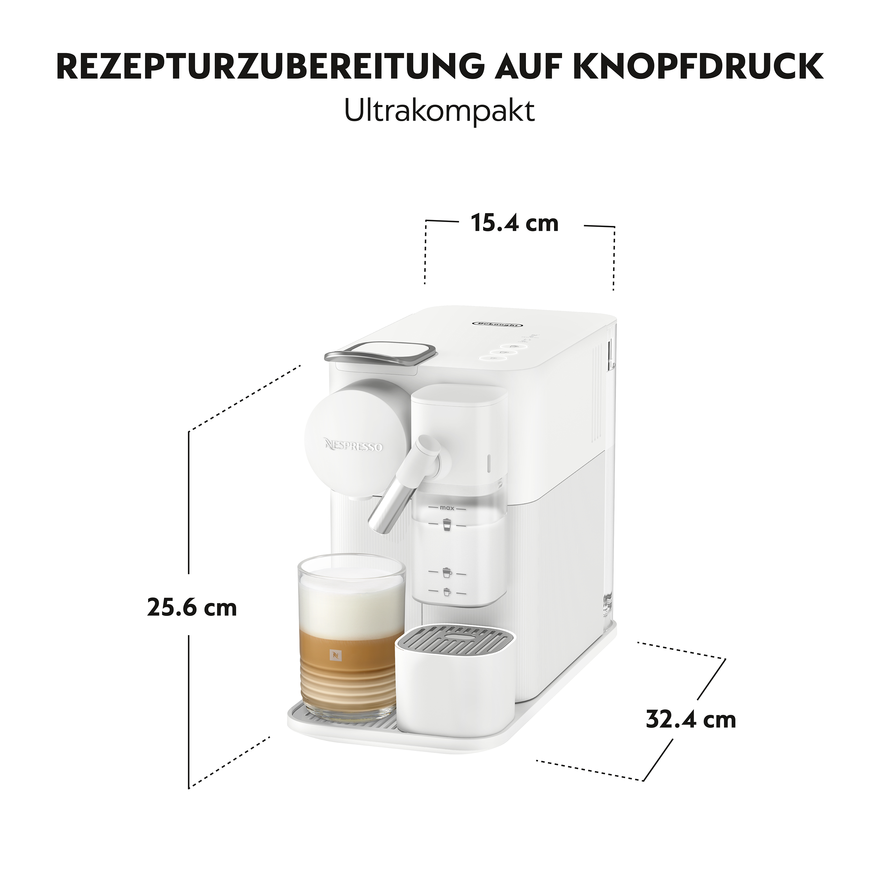Eine weiße Nespresso-Kaffeemaschine mit einem Glas Latte. Abmessungen: 15,4 cm, 25,6 cm und 32,4 cm.