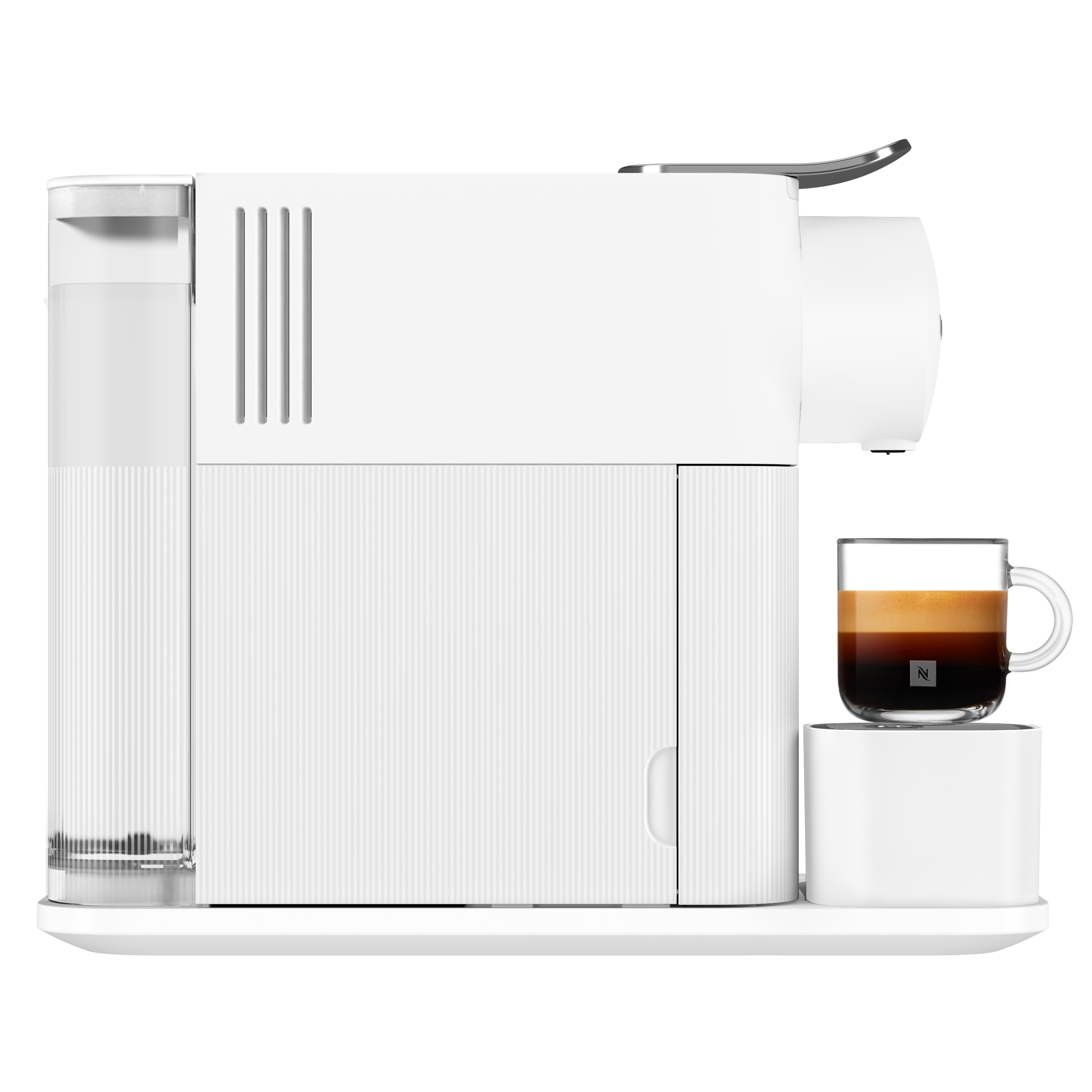 Eine weiße Nespresso-Maschine mit einem Glas Espresso. Sie hat einen Wassertank und einen Tassenhalter. Der Hintergrund ist weiß.