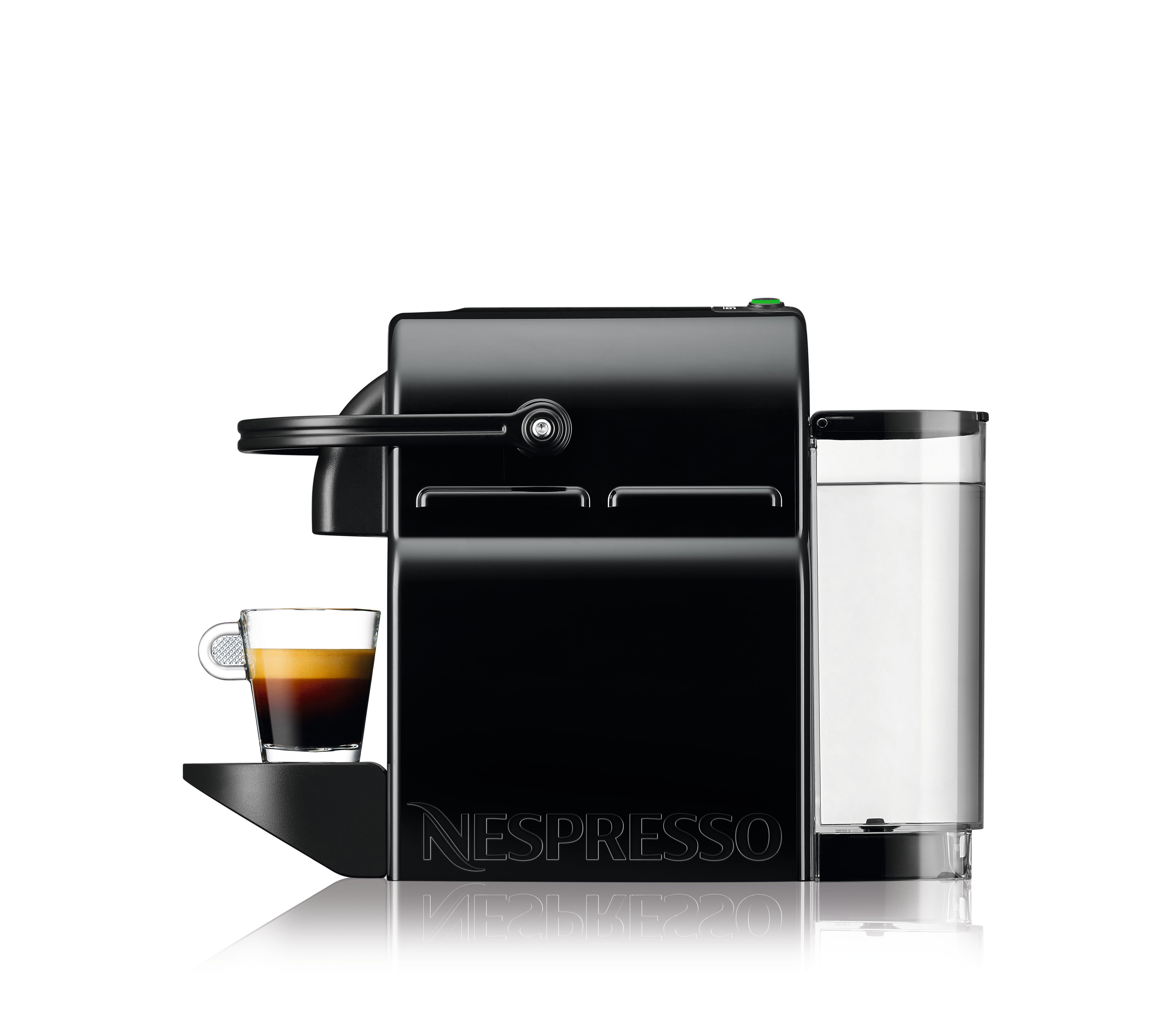 Eine schwarze Nespresso-Maschine mit einem Glas Espresso. Ein Wassertank ist rechts sichtbar. Weißer Hintergrund.